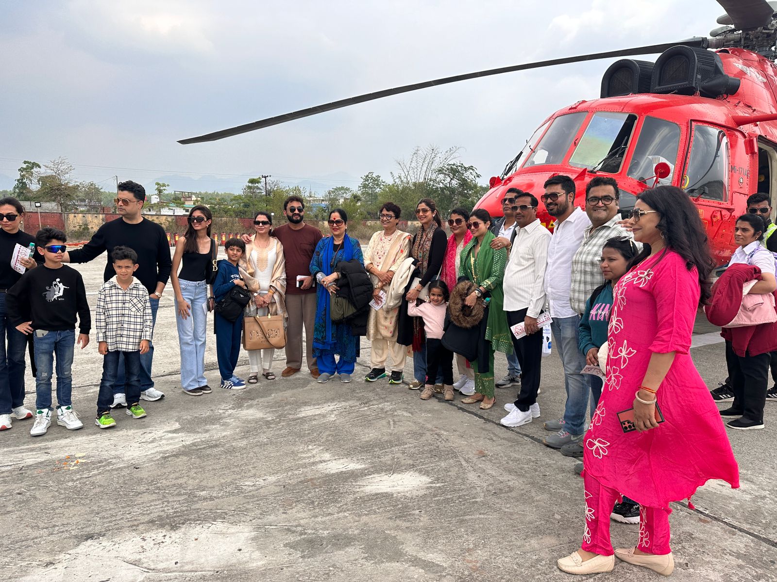 शुक्रवार सुबह ही शिल्पा फ्लाइट से देहरादून के जौलीग्रांट एयरपोर्ट पहुंची थीं। यहां पर उन्होंने फैंस के साथ फोटोज क्लिक कराई थीं। इसके बाद शिल्पा और उनका परिवार बाकी 20 अन्य यात्री के साथ केदारनाथ धाम दर्शन के लिए रवाना हुआ था।