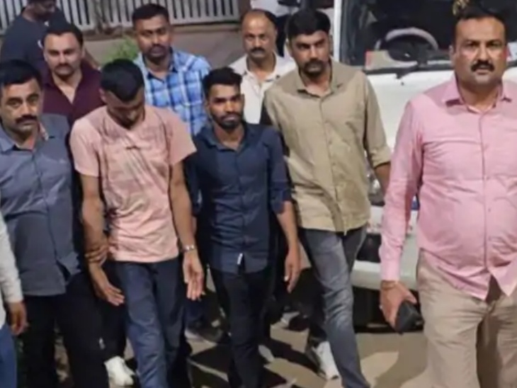 पुलिस ने इस मामले में सबसे पहले विक्की और सागर को गिरफ्तार किया था। दोनों ने एक्टर के घर गैलेक्सी अपार्टमेंट के बाहर फायरिंग की थी।